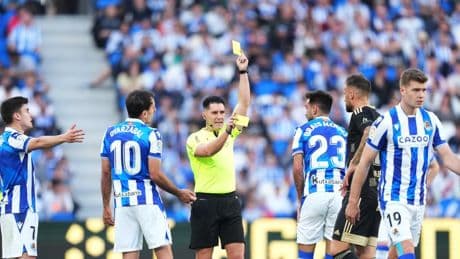 Ortiz Arias y el árbitro de las despedidas en Anoeta, en el Real-Girona