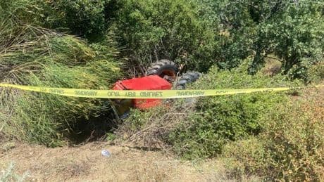 Şarampole devrilen traktörün altında kalıp hayatını kaybetti