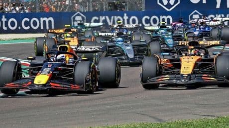 Verstappen wint na briljante actie in Imola zijn tweede race van dit seizoen