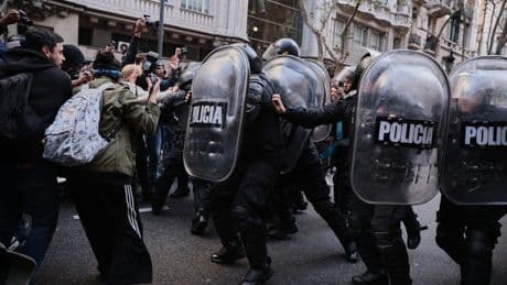 Milei avala por decreto que la policía pueda detener y espiar sin orden judicial