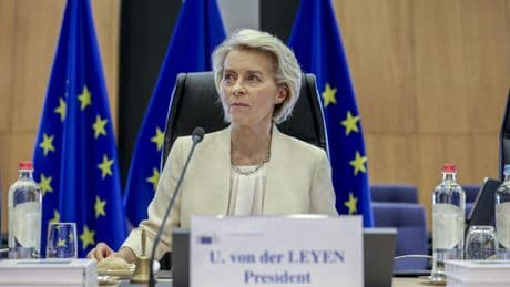 Guerre commerciale : von der Leyen annonce une rencontre avec Trump en Écosse