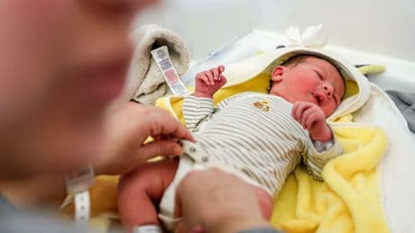 Faire des bébés réduit les émissions de CO2 !