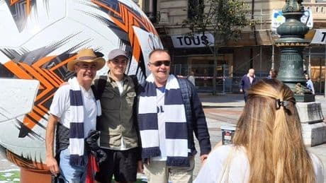 La 'bilbainada' de un inglés para llegar a la fiesta de la final: «He venido en bici desde Valencia»