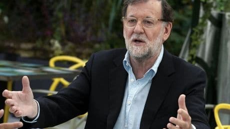 Rajoy sale en defensa de Montoro: «Deberíamos ser todos un poco más prudentes»