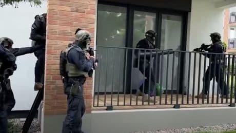 Razzia wegen Telefonbetrug - Aus DIESEM Haus kamen die Anrufe