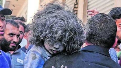 Gaza, speranze di tregua ma Tel Aviv frena. In Cisgiordania i coloni attaccano i soldati