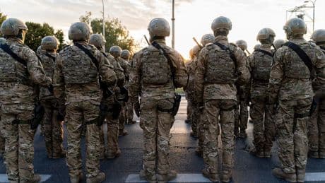 Un hombre armado se cuela en una base militar estadounidense y hiere a cinco soldados