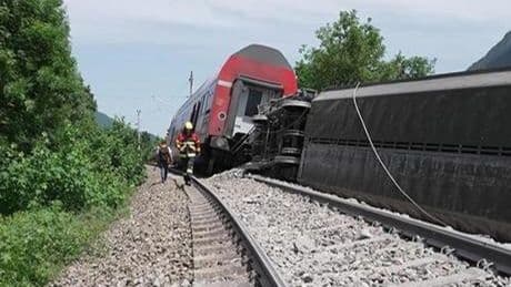 Almanya'da yolcu treni raydan çıktı! ölü ve yaralılar var