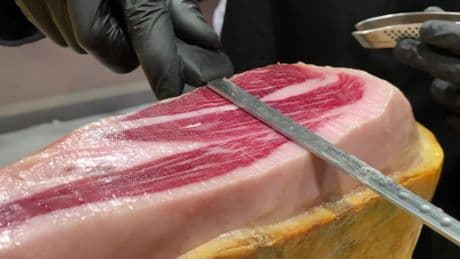 Seis jamones enteros, 300 raciones, 72 horas... el loco récord Guinness de corte de jamón que busca maestro español