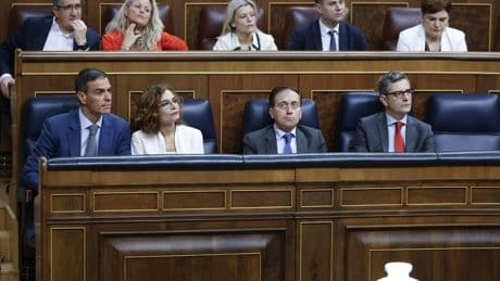 Tensión en el Congreso entre gritos de "dimisión" a Sánchez