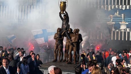 Foot : «à jamais les premiers», une statue de Bernard Tapie inaugurée devant le stade Vélodrome