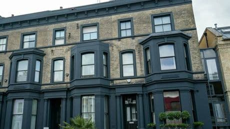 Notting Hill, case nere contro ?l'overtourism? a Londra: la strategia dei residenti per fermare gli influencer