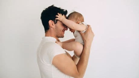 Este es el curioso motivo por el que los bebés nacen con los ojos grises