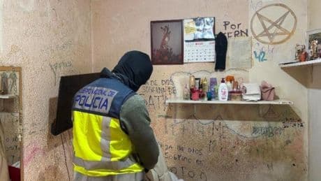 El altar satánico de 'Angel Black' en Barcelona, el pandillero de la Salvatrucha que huye de Bukele: "Hijo de Dios, sobrino de Satán"