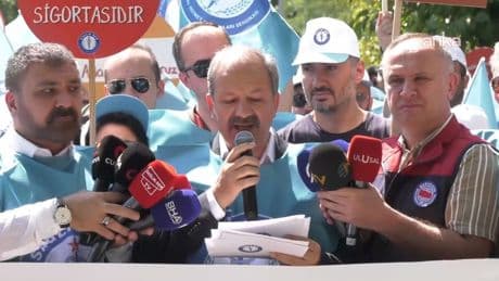 Sağlık-Sen üyeleri, hükümetin zam teklifini Çalışma Bakanlığı önünde protesto etti