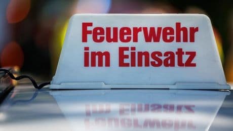 Feuerwehreinsatz: Millionenschaden durch Brand in Mehrfamilienhaus