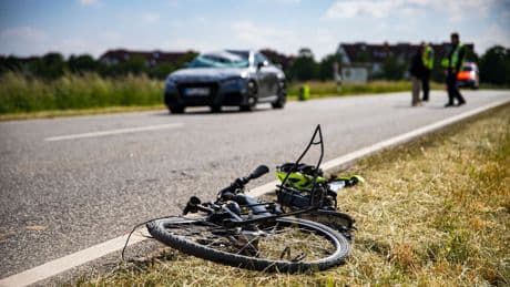 B40 in Hessen über Stunden gesperrt - Radfahrer wird von Auto erfasst und stirbt