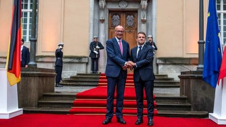 Macron besucht Merz in Berlin  - Bei Bio-Kalb geht es um Mega-Zölle, Militär und Moneten