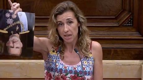 Una diputada de la CUP rompe en el estrado una foto del Rey con el beneplácito de la mesa del 'Parlament'