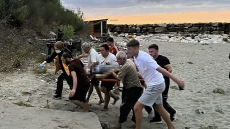 Sinop'ta kayalıklardan denize düşen şahıs can verdi