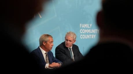 Royaume-Uni : un député conservateur membre du «cabinet fantôme» annonce rejoindre Nigel Farage