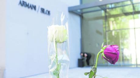 Un nastro nero, fiori e biglietti. Il lutto discreto della sua Milano