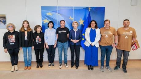 Mazón se abraza con las nucleares y Von der Leyen, con las víctimas de la DANA