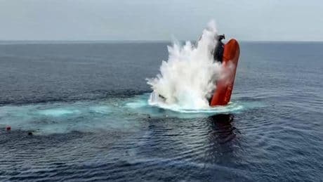 Huthis versenken erneut Frachtschiff, sollen Crew-Mitglieder entführt haben