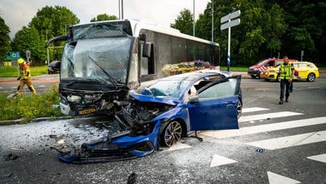 Auto knalt tijdens achtervolging met hoge snelheid op stadsbus in Rotterdam, twee gewonden