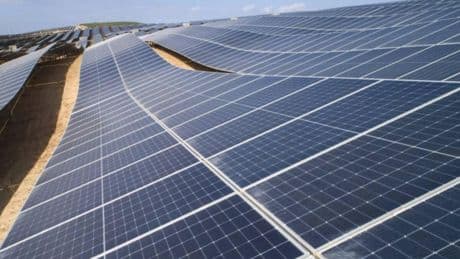 'Financial Times' critica la política energética de Pedro Sánchez: colapsa la fotovoltaica al no invertir en redes eléctricas