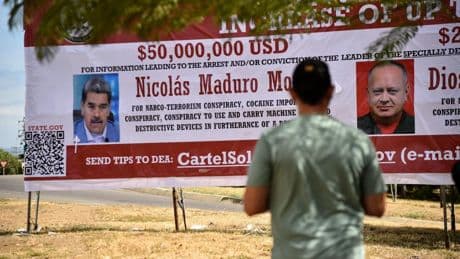 Aparece una valla con la recompensa que pide EEUU por Maduro y Cabello en la frontera de Colombia con Venezuela