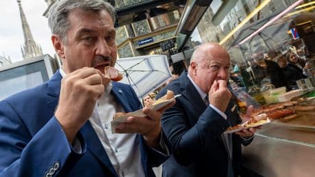 Markus Söder in Österreich - Auf eine Bratwurst mit dem Bundeskanzler in Wien