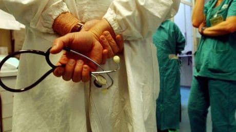Stipendi infermieri e tecnici, il nuovo contratto: 580 euro lordi di aumento (crescita del 6,87%)