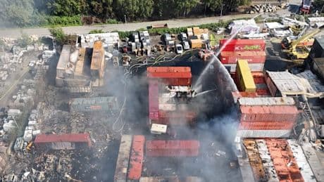 Weitere Explosionen im Hamburger Hafen, Feuerwehr kämpft gegen Glutnester