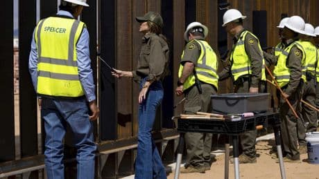 Trump ordena pintar el muro fronterizo con México de negro para que se caliente y sea más difícil saltarlo