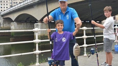 La Escuela de Pesca vuelve al muelle de Ripa: una mañana de mubles y mojarras en la Ría