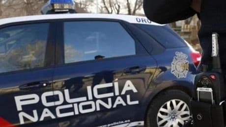 Detenido el casero de un piso de Málaga tras encontrarlo las inquilinas dormido en el sofá