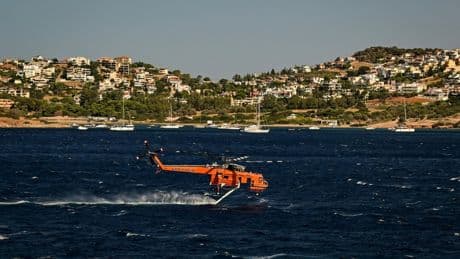Incendie meurtrier près d’Athènes : les Grecs découvrent les dégâts du feu