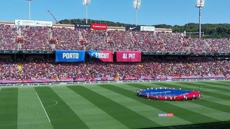 Piel de gallina en Montjuïc con el tifo y el himno del Barça a capela