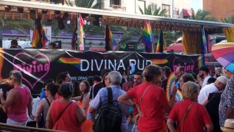 Una multitudinaria marcha del Orgullo desafía al extremo calor en Alicante
