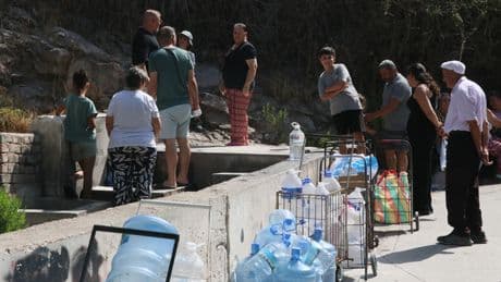 İzmir'de su kesintisi kuyruk oluşturdu! Halk perişan: Tuvalete gidemiyoruz
