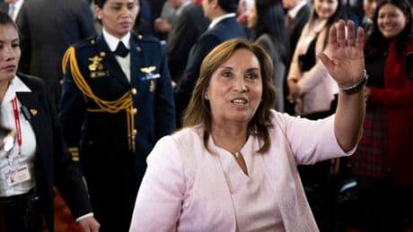 Au Pérou, la présidente Dina Boluarte promulgue la loi d’amnistie pour les militaires et les policiers