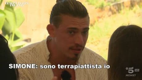 Il "terrapiattista" di Temptation Island con i dubbi sui dinosauri e gli astronauti sulla Luna