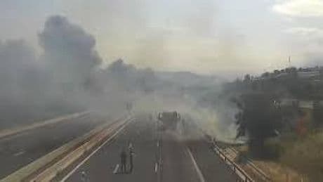 Un incendio en Narbona obliga al cierre de la autopista A-9 que une Francia y España en ambos sentidos