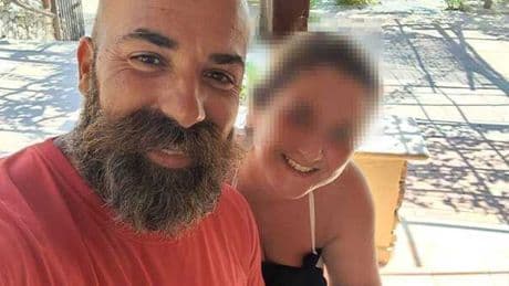 Gaeta, intrappolata nella sabbia a 40 metri dalla riva e bloccata dalla corrente: il bagnino la salva, poi il selfie