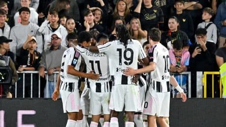 &quot;Ripartiamo da qui&quot;, il coro dei giocatori Juve dopo la vittoria a Venezia