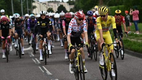 LIVE Tour de France: tijden voor klassement vervroegd door regen, peloton rijdt Parijs binnen