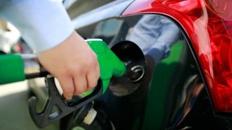 Les prix de l'essence sont au plus bas depuis 2021: la tendance va-t-elle durer à la pompe?