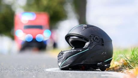 Kontrollverlust: Motorradfahrer bei Überholmanöver lebensgefährlich verletzt