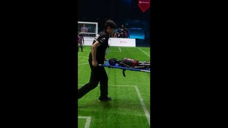 Roboter-Wahnsinn in China! - KI-Kicker muss vom Platz getragen werden